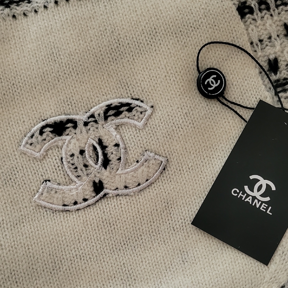 CHANEL Cream Knit Top with Black-Trim CC Patch